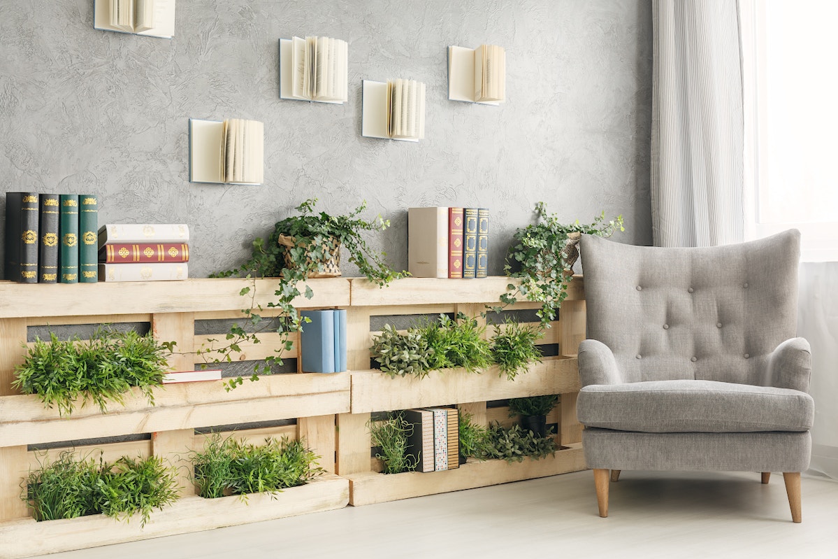 DIY : Fabriquez un meuble en bois avec des étagères pour vos plantes